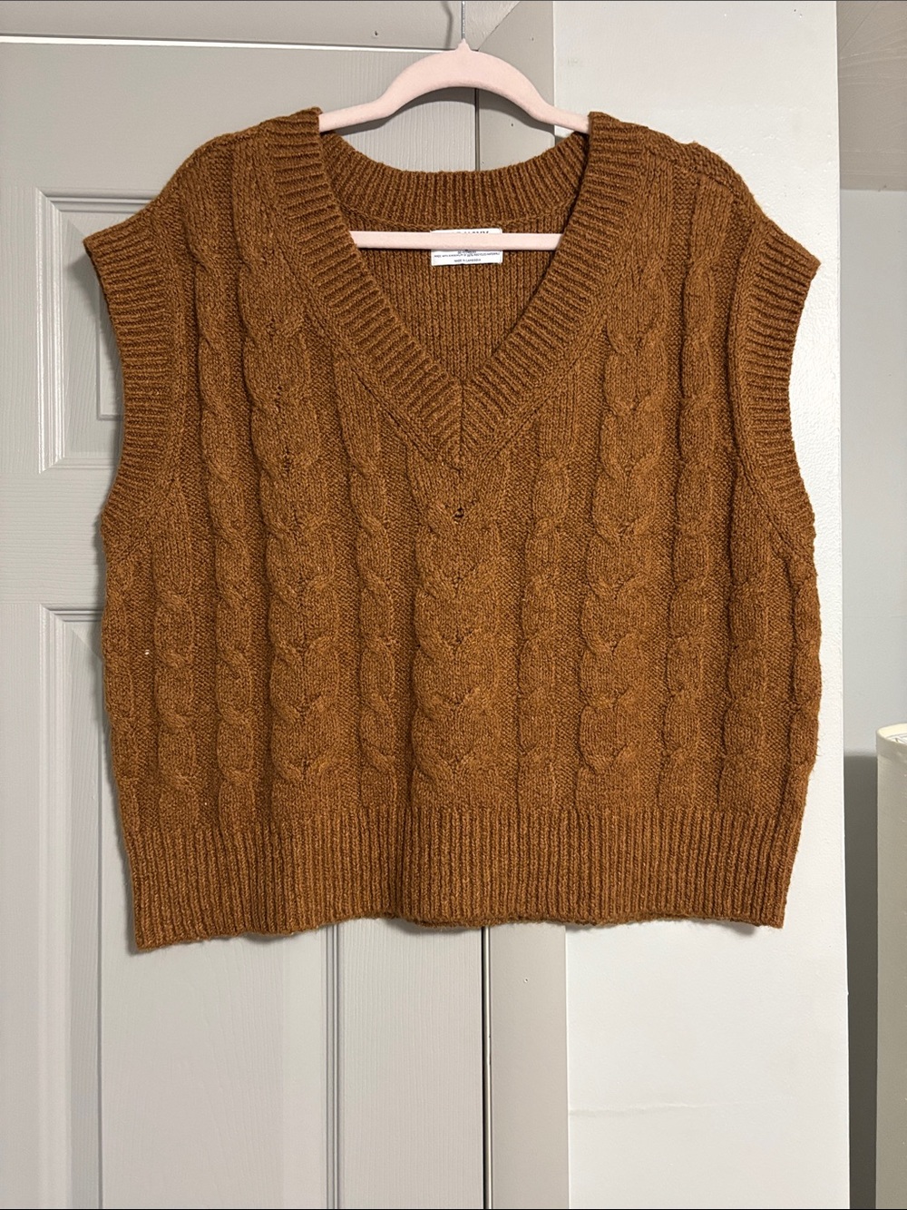 Old Navy Cable Knit V-Neck Sweater Vest in Camel Brown